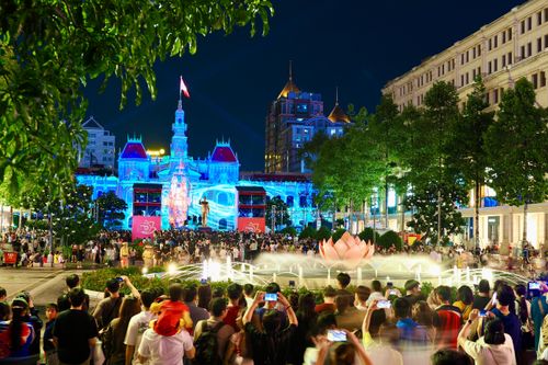 Người dân, du khách thưởng thức chương trình trình chiếu nghệ thuật 3D Mapping trước trụ sở UBND TPHCM. ẢNH: HOÀNG HÙNG