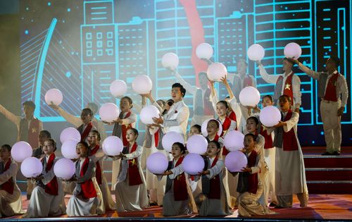 Ca sĩ Đào Mác biểu diễn ca khúc "Nguồn sáng dẫn đường". Ảnh: DŨNG PHƯƠNG