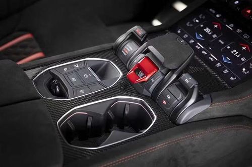 Về thiết kế, Urus SE Performante sử dụng nhiều vật liệu carbon hơn ở nắp capo, mui xe, vòm bánh, ốp sườn và bộ khuếch tán gió sau. Những thay đổi khí động học giúp xe giảm 3% lực cản nhưng đồng thời tăng 23% lực ép xuống mặt đường so với Urus SE tiêu chuẩn.