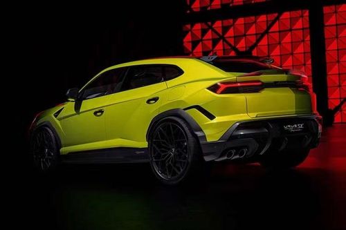 Theo Lamborghini, mức sức mạnh cao hơn đạt được nhờ hệ thống xả titan mới được phát triển cùng Akrapovic, giúp giảm 10 kg so với ống xả tiêu chuẩn và có thiết kế tối ưu luồng khí xả hiệu quả hơn. Xe vẫn sử dụng bộ pin lithium-ion dung lượng 25,9 kWh, cho phép chạy hoàn toàn bằng điện quãng đường tối đa 60 km.