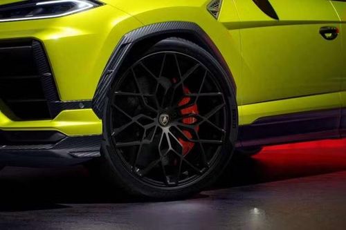 Ngoài động cơ, Lamborghini cũng tập trung giảm trọng lượng tổng thể cho xe. Hệ thống phanh tích hợp mới giúp tiết kiệm 4 kg, gói cách âm và chống rung được tinh chỉnh giảm thêm 3,3 kg, trong khi chất liệu bọc nội thất mới Corsa Tex by Dinamica giúp cắt giảm tiếp 2,7 kg. Tổng cộng, Urus SE Performante nhẹ hơn bản tiêu chuẩn 32 kg, với trọng lượng không tải còn 2.473 kg.