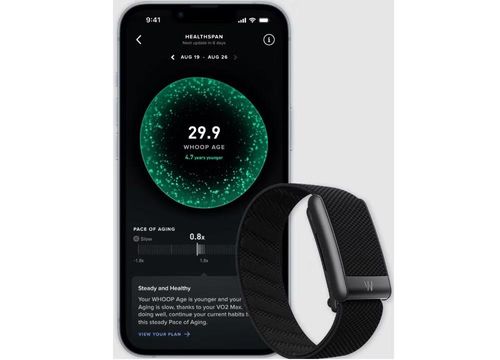 Khó khăn càng chồng chất khi Whoop phải cạnh tranh với những "gã khổng lồ" như Nike FuelBand và sau đó là Apple Watch, trong khi nhiều quỹ đầu tư khuyên Ahmed từ bỏ phần cứng để chuyển sang phát triển phần mềm, nhưng nhà sáng lập trẻ vẫn kiên định với chiến lược xây dựng hệ sinh thái khép kín gồm cả thiết bị đeo lẫn nền tảng phân tích dữ liệu sức khỏe.