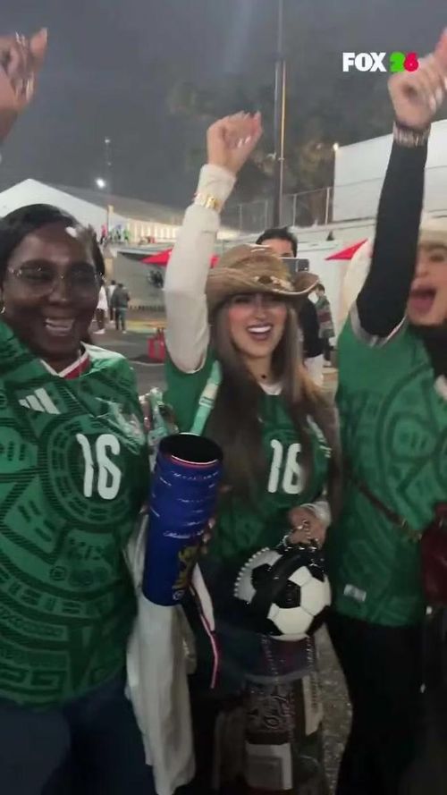 Ana Gabriela hòa vào màn ăn mừng cùng các cổ động viên Mexico sau khi trận đấu khép lại. Niềm vui của cô phản ánh bầu không khí cuồng nhiệt dành cho Quinones và đội chủ nhà sau tấm vé đi tiếp. Ảnh: FOX 26.