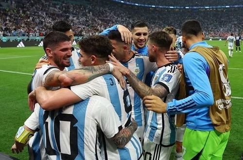 Argentina toàn thắng ở vòng bảng, hàng công thi đấu rất hiệu quả. Đội hình sở hữu nhiều ngôi sao như Messi, Julian Álvarez, Lautaro Martinez và Enzo Fernández.