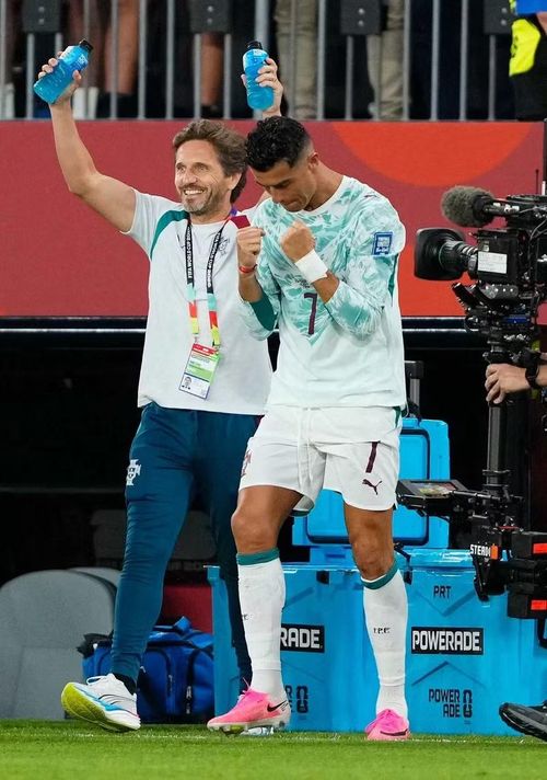 Cristiano Ronaldo ăn mừng cùng thành viên ban huấn luyện Bồ Đào Nha sau khi đội nhà thoát khỏi cú sốc ở những phút cuối. Họ giữ chiến thắng 2-1 để giành vé vào vòng 1/8 World Cup 2026. Ảnh: Reuters.