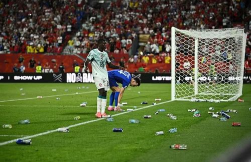 Quyết định hủy bàn gỡ khiến nhiều cổ động viên Croatia phản ứng dữ dội, họ ném chai nước xuống sân. Trận đấu bị gián đoạn khoảng 5 phút trước khi có thể tiếp tục, khép lại hy vọng cuối cùng của đội bóng áo caro. Ảnh: Reuters.
