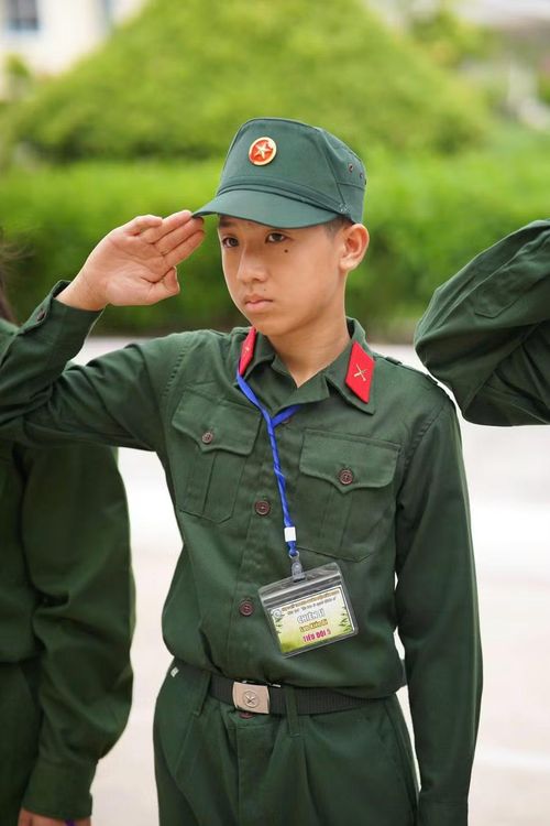 “Chiến sĩ nhí” Lưu Kiến Dĩ đã quen dần với môi trường quân đội.