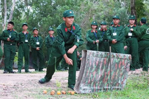 Các “chiến sĩ nhí” thực hành ném lựu đạn.