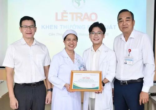 Tập thể bác sĩ, điều dưỡng Khoa Hồi sức tích cực và Chống độc Nhi được ban lãnh đạo bệnh viện khen thưởng đột xuất.
