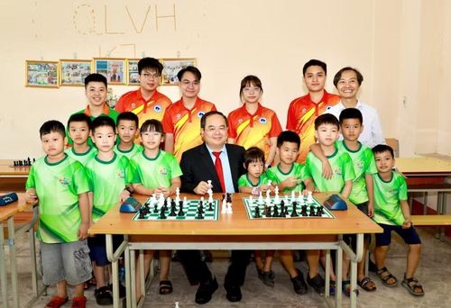 Bí thư Tỉnh ủy Quảng Ninh giao lưu, chụp ảnh lưu niệm với thầy trò lớp năng khiếu cờ vua tại Trường Trung cấp Nghệ thuật và Thể thao Quảng Ninh.