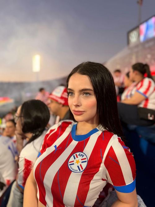 Naiel Aguilera thu hút sự chú ý với nhan sắc nổi bật trong màu áo đội tuyển Paraguay trên khán đài World Cup 2026. Hình ảnh của cô nhanh chóng phủ sóng mạng xã hội, khiến không ít người nghi ngờ đây là sản phẩm của AI. Sau đó, người đẹp đăng video khẳng định: "Tôi không phải AI, tôi là người thật đến từ Paraguay và tôi yêu bóng đá".
