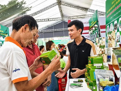 Khách hàng tìm hiểu sản phẩm được sản xuất tại Đắk Lắk.