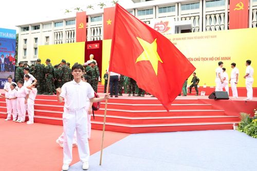  Bạn Hồ Minh Quân góp sức vào chương trình lễ kỷ niệm trọng thể của thành phố. Ảnh: Ngô Tùng 