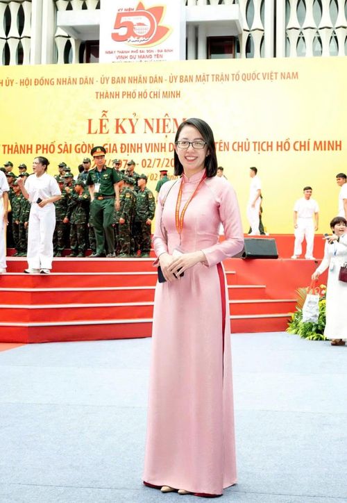 Chị Châu Minh Hiền lưu lại kỷ niệm với dấu mốc tròn nửa thế kỷ TPHCM mang tên Bác. Ảnh: Quốc Thanh 