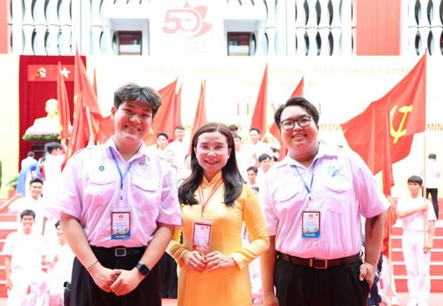 Bà Nguyễn Phạm Duy Trang - Ủy viên thường trực Ủy ban Văn hóa và Xã hội của Quốc hội khóa XVI, nguyên Bí thư Trung ương Đoàn TNCS Hồ Chí Minh, cùng các bạn hội viên, sinh viên tại buổi lễ đặc biệt.