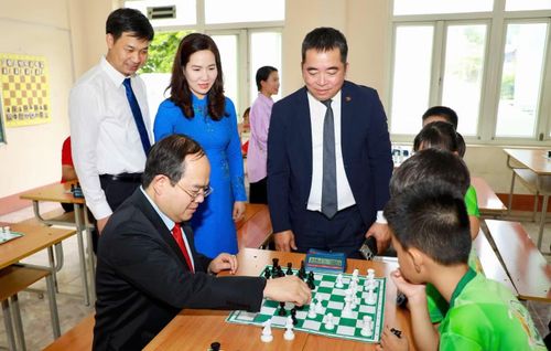 Bí thư Tỉnh ủy Quảng Ninh - Quản Minh Cường giao lưu cờ vua cùng các em học sinh năng khiếu của nhà trường.