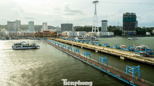 Đến cuối giờ chiều, cả khu cầu cảng không còn bóng người, các tàu du lịch tranh thủ trả khách sau đó đi đến các điểm tránh trú bão.