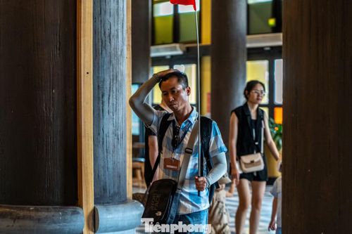 Hướng dẫn viên của một đơn vị lữ hành lớn tại Quảng Ninh cho biết, đơn vị phải hủy toàn bộ tour tham quan tuyến ngày cũng như nghỉ đêm trên vịnh Hạ Long trong 2 ngày cuối tuần vì bão đổ bộ vào Quảng Ninh. "Chúng tôi hoàn trả lại 50% số tiền tour khách đã trả, đây là sự cố ngoài ý muốn, đặc biệt khi du lịch biển phụ thuộc nhiều vào yếu tố thời tiết", hướng dẫn viên chia sẻ.