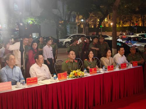 Đại biểu khách mời dự chương trình.