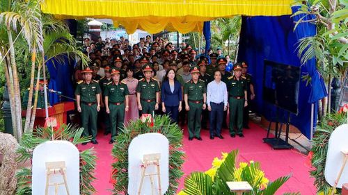Các đại biểu tưởng niệm các Anh hùng liệt sĩ tại Nghĩa trang Liệt sĩ Phong Cốc, phường Phong Cốc.