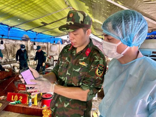 Thiếu úy Trương Tuấn Nam (bên trái), thành viên Tổ số hóa kiểm tra, đối chiếu và đồng bộ thông tin lấy mẫu hài cốt liệt sĩ lên hệ thống.