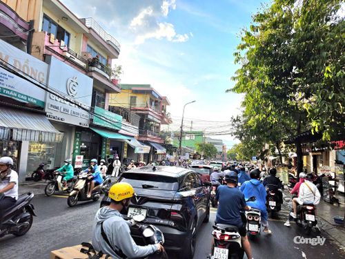 Mật độ phương tiện đông khiến việc giữ khoảng cách an toàn càng trở nên cần thiết để hạn chế nguy cơ va chạm và tai nạn giao thông liên hoàn.