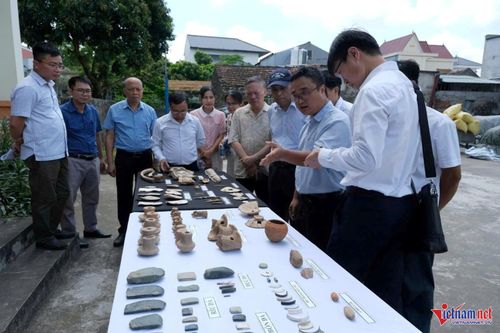 Các chuyên gia, nhà khảo cổ tiến hành đánh giá hiện vật khai quật được tại Mán Bạc. Ảnh: N.T.