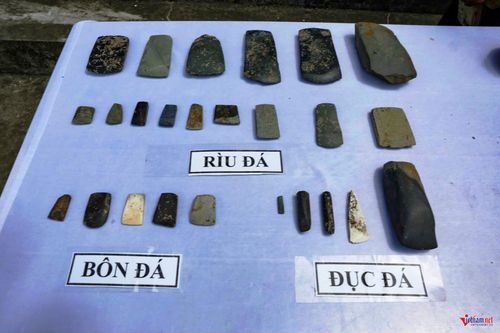 Đồ đá có kỹ thuật mài, khoan rất tinh xảo, đồng thời xuất hiện cả dấu tích của việc chế tác trang sức tại chỗ.