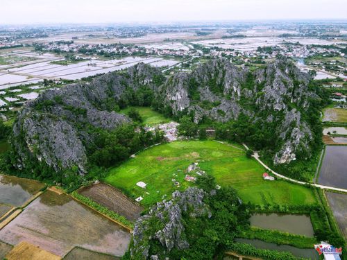 Di tích khảo cổ quốc gia Mán Bạc nằm ở chân núi Mán Bạc, bên rìa thung lũng Thung Vụng (Ninh Bình).