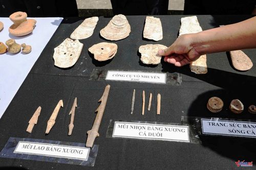 Quá trình khai quật phát hiện dấu tích cư trú và mộ táng của cư dân tiền - sơ sử cách ngày nay khoảng 3.000 - 4.000 năm.