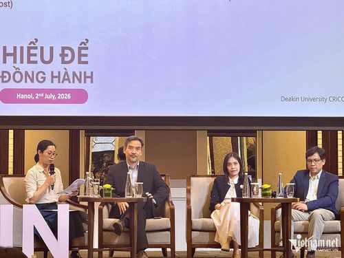 Từ trái qua: bà Triệu Vân Hậu (Đại học Deakin), Tiến sĩ Vũ Tất Thành (ĐH Xây dựng), Giáo sư Huỳnh Thị Thanh Bình (ĐH Bách khoa Hà Nội), Giáo sư Trần Thế Truyền (ĐH Deakin). Ảnh: Du Lam