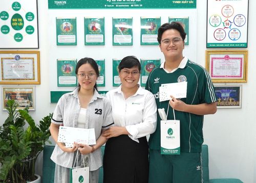 Cô Nguyễn Thị Hiên (đứng giữa) và học sinh của Toan.vn