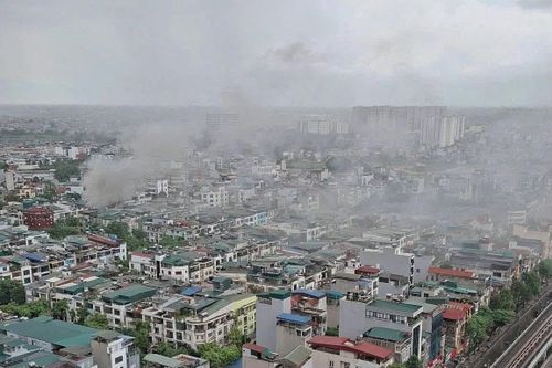 Khói từ đám cháy bốc cao, có thể nhìn thấy từ xa.