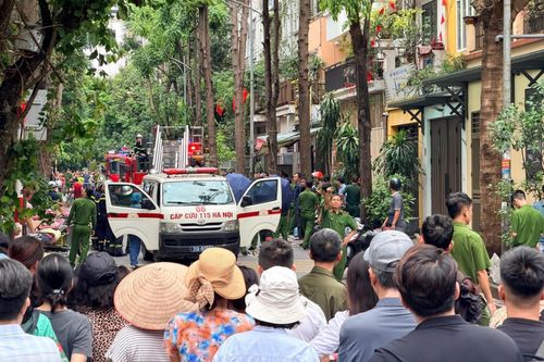 Lực lượng chức năng đã điều xe chữa cháy và xe cấp cứu đến hiện trường. 