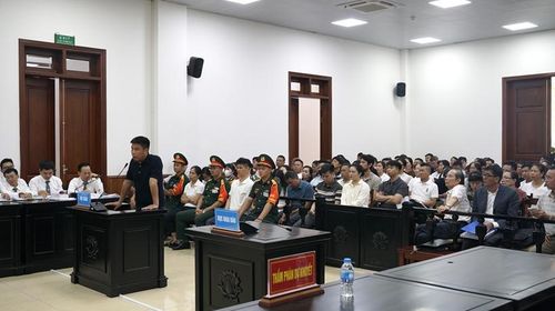Rất đông bị hại dõi theo trực tiếp tại phiên tòa khi Nguyễn Văn Hậu trả lời Hội đồng xét xử trước bục khai báo. 