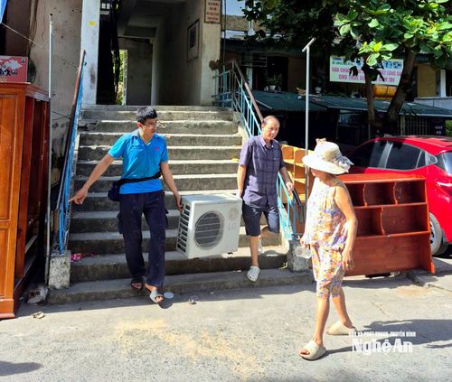 Người dân chung cư Quang Trung tập trung di dời đồ đạc, tài sản. Ảnh: Q.A