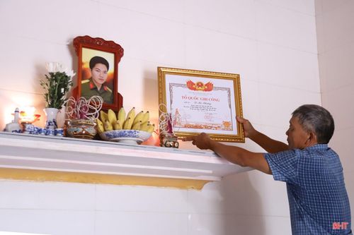  Gia đình ông Lê Bá Vựng vui mừng khi Nhà nước cấp lại bằng "Tổ quốc ghi công" liệt sĩ Lê Bá Phương 