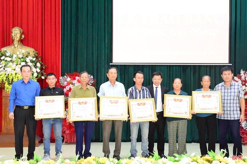 Lãnh đạo Sở Nội vụ và các xã Gia Hanh, Trường Lưu trao bằng "Tổ quốc ghi công" cho các thân nhân gia đình liệt sĩ.