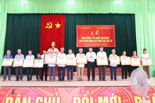  Xã Thạch Lạc có 54 liệt sĩ được cấp lại bằng "Tổ quốc ghi công" trong dịp này. 