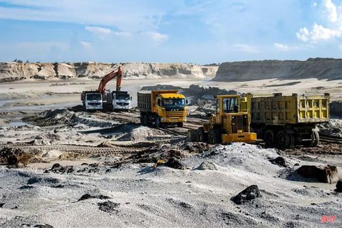 Công trường bóc đất tầng phủ mỏ sắt Thạch Khê (tháng 9/2010).