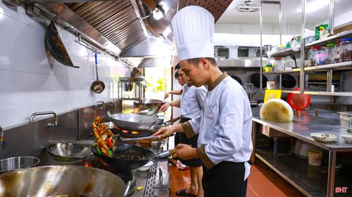 Hôm nay, nhà hàng đón đoàn khách từ Hà Nội. Tôi chọn chế biến lươn xào chuối đậu và gà Hương Sơn chiên nước mắm Hải Ninh với mong muốn mang đến cho thực khách hương vị mộc mạc, đậm đà của quê hương Hà Tĩnh.