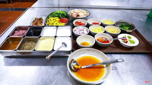 Các nguyên liệu đều được chuẩn bị từ trước. Tôi luôn tự tay kiểm tra độ tươi, chất lượng và nguồn gốc nguyên liệu trước khi đưa vào chế biến. Đó là bước đầu tiên để giữ trọn hương vị của món ăn.