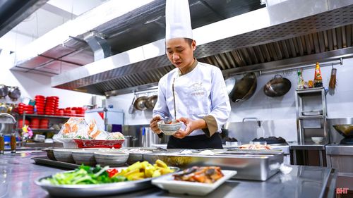 Càng gắn bó với nghề, tôi càng hiểu mỗi món ăn không chỉ đơn thuần là sự kết hợp của nguyên liệu mà còn là văn hóa và nét riêng của mỗi vùng đất. Chính vì vậy, tôi luôn cố gắng đưa những hương vị quen thuộc của Hà Tĩnh vào thực đơn như một cách để thực khách hiểu và yêu hơn mảnh đất quê nhà.