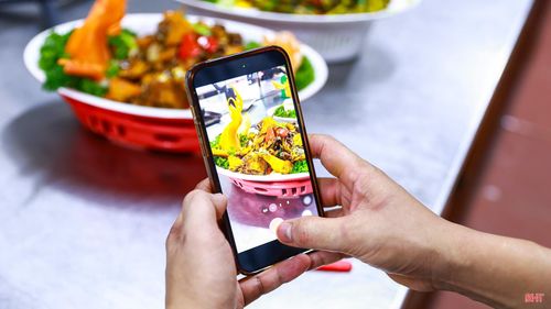Ngoài ra, tôi cũng thường chia sẻ những món ăn mình chế biến lên mạng xã hội. Tôi hy vọng, qua những hình ảnh và câu chuyện giản dị ấy, sẽ có thêm nhiều người biết đến ẩm thực Hà Tĩnh.