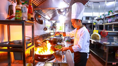 Khi gian bếp bước vào giờ cao điểm, tôi gần như không đứng yên một chỗ. Vừa trực tiếp chế biến, tôi vừa quan sát từng khu vực, hỗ trợ đồng nghiệp và kiểm tra món ăn trước khi đưa ra phục vụ.