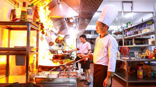 Niềm đam mê với nghề đến với tôi từ những lần theo ông bà, bố mẹ vào bếp. Những bữa cơm giản dị được chuẩn bị bằng tất cả sự yêu thương đã nuôi lớn trong tôi ước mơ trở thành đầu bếp giỏi.