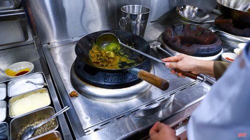 Những ngày đầu theo nghề không hề dễ dàng. Từ những công việc đơn giản như nhặt rau, sơ chế nguyên liệu đến việc học cách sử dụng dao, bếp, tất cả đều phải bắt đầu từ con số không. Có những món ăn tôi phải làm đi làm lại nhiều lần mới đạt yêu cầu, nhưng cũng nhờ vậy mà tôi dần tích lũy được nhiều kinh nghiệm cho mình.