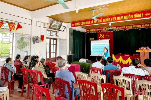 Cán bộ BHXH tuyên truyền trực tiếp tại thôn, tổ dân phố để người dân chủ động tham gia BHYT.