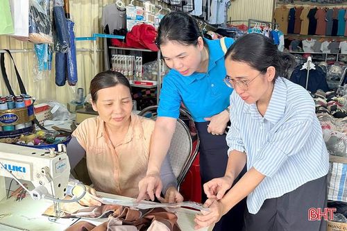 BHXH cơ sở Hương Khê đưa chính sách BHYT đến với từng người dân.