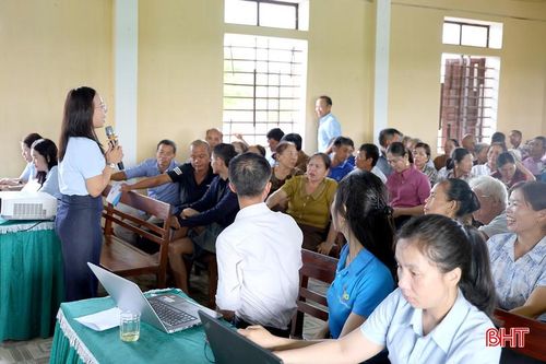 Cán bộ BHXH Hà Tĩnh tuyên truyền ý nghĩa, quyền lợi thiết thực của BHYT cho người dân phường Hà Huy Tập.